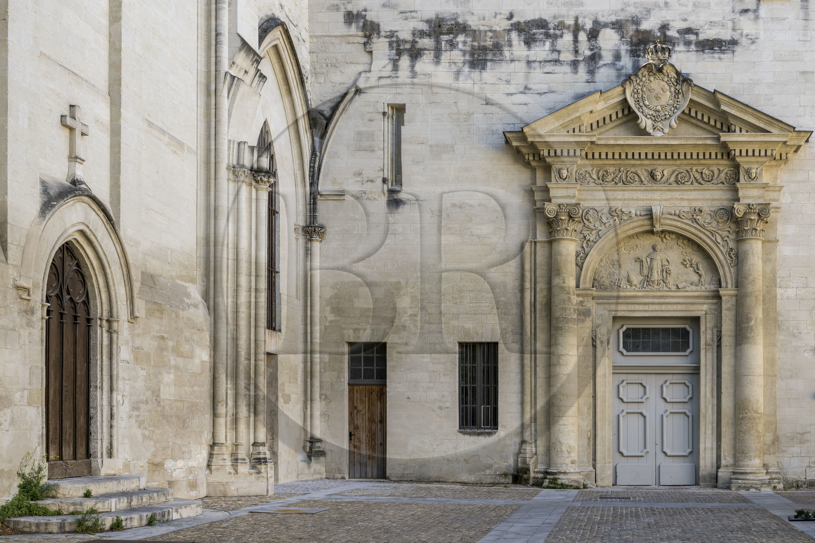 France, Vaucluse (84), Avignon, Portail monumental de l'ancien couvent des Célestins