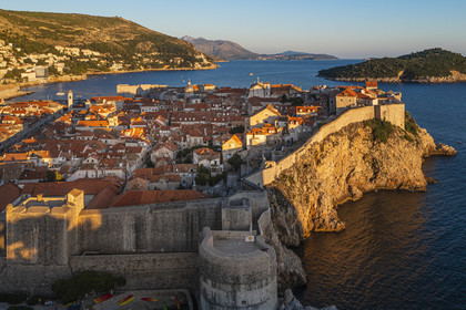 Croatie, Dalmatie, cote dalmate, Dubrovnik, centre historique classé Patrimoine Mondial de l'UNESCO, la vieille ville ceinte de remparts (vue aérienne)