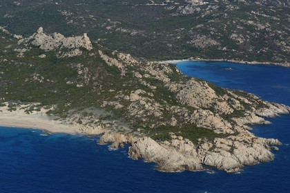 France, Corse-du-Sud (2A), le site naturel de Cala de Roccapina, la tour génoise de Roccapina et le rocher du Lion (vue aérienne)