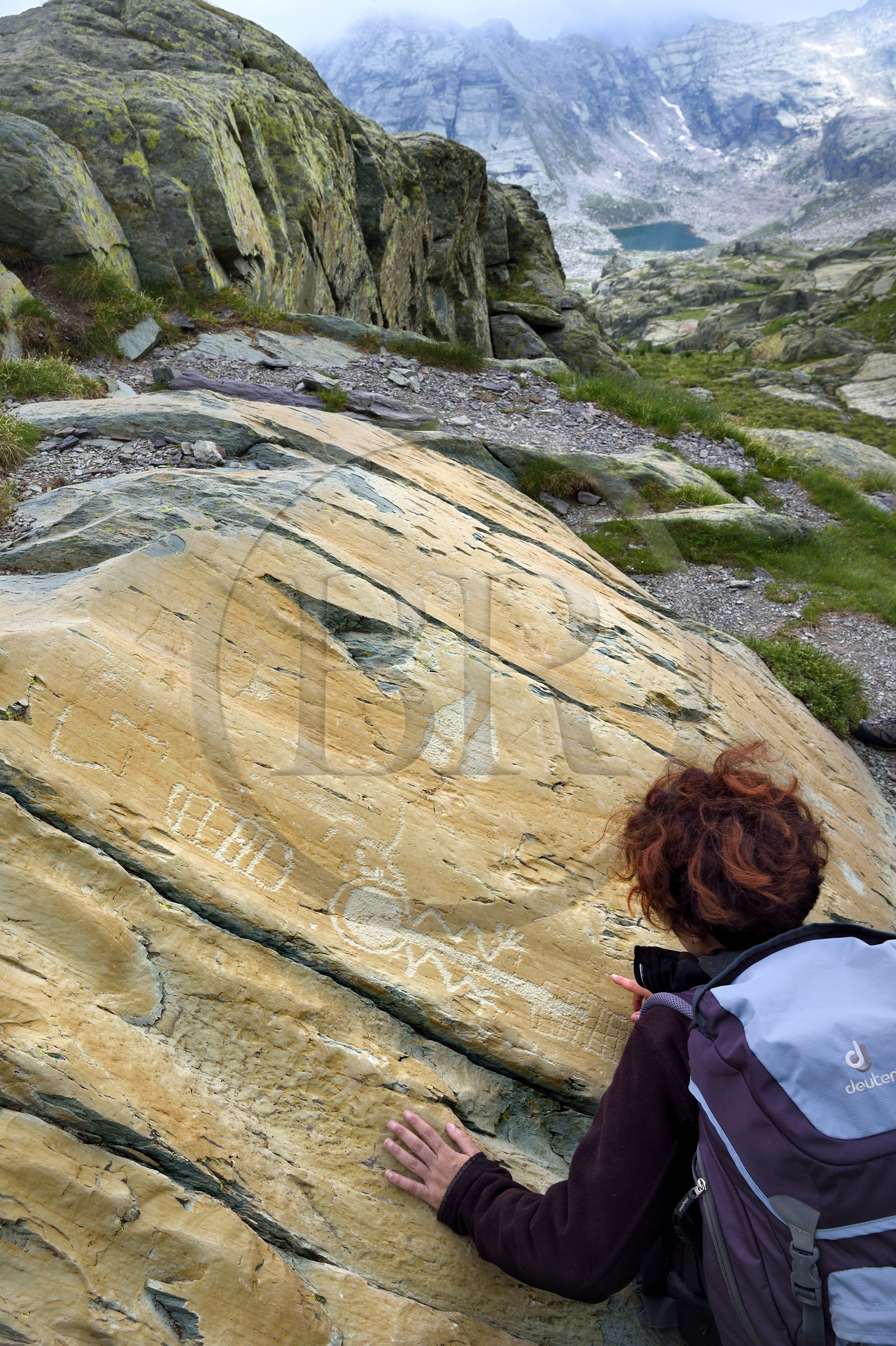 France, Alpes-Maritimes (06), parc national du Mercantour, Vallée des Merveilles parsemée de milliers de gravures rupestres de l'Age de bronze, Pas de l'Arpette, gravure baptisée l'Anthropomorphe aux bras en zigzag, un réticulé de cases qui symboliserait les champs cultivés à gauche et deux poignards