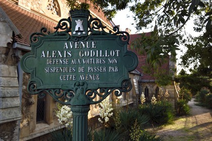 France, Var (83), Hyères, panneau de rue datant de la fin XIXème siècle et l'église anglicane en arrière plan