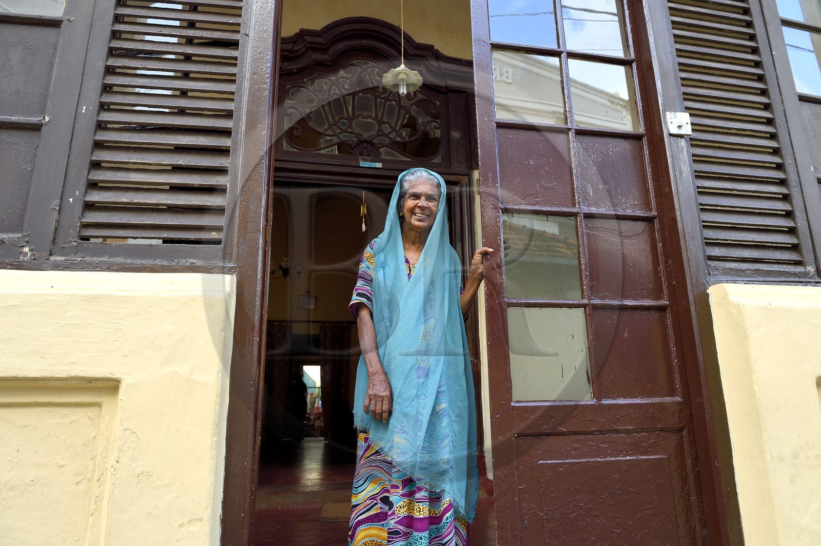 Sri Lanka, Province du Sud, Fort de Galle, classé Patrimoine Mondial de l'UNESCO, vieille dame devant sa maison de style coloniale