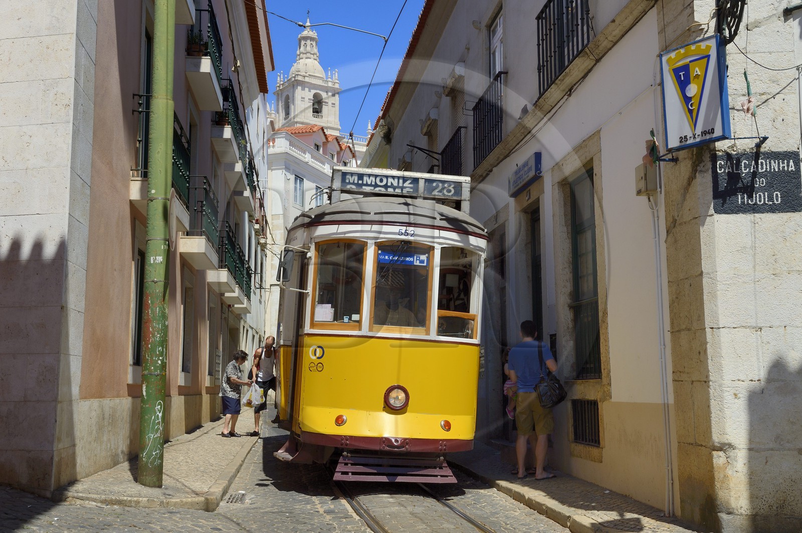 Portugal, Lisbonne, quartier de l'Alfama, tramway (electricos) le long de la Rua das Escolas Gerais avec la tour de l'église de Sao Vicente de Fora