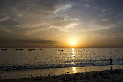 France, Charente-Maritime (17), Ile d'Oléron, Saint-Georges-d'Oléron, plage de Domino au coucher de soleil