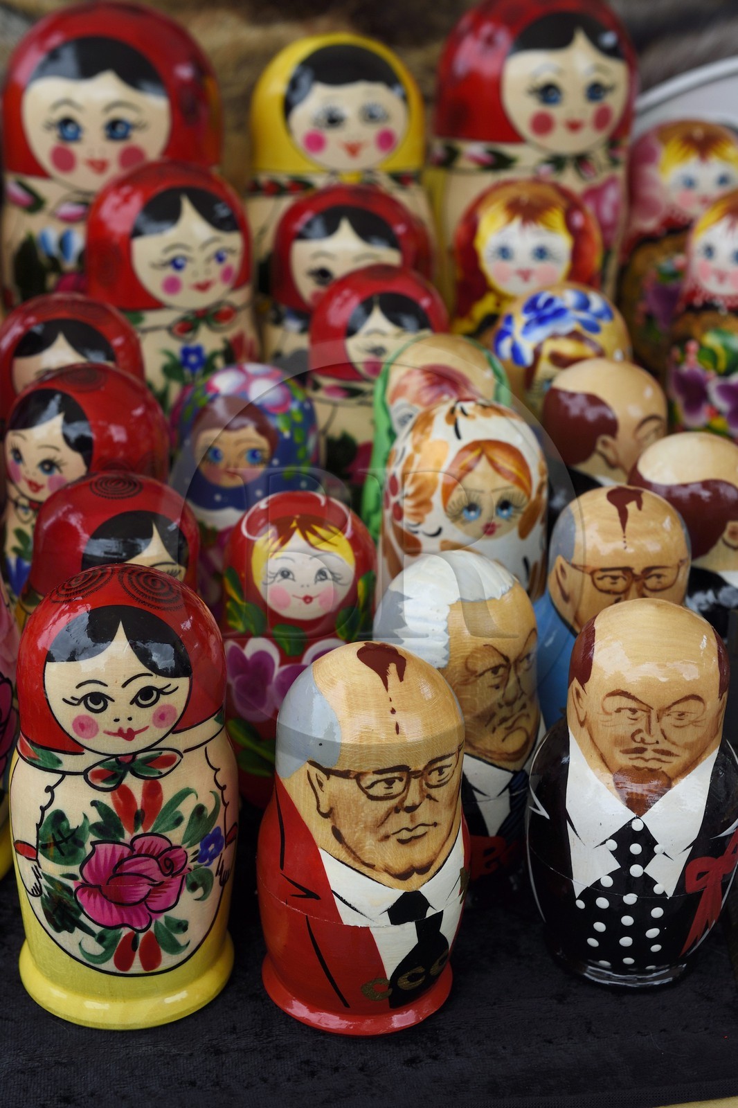 Allemagne, Berlin, Potsdamer Platz, vente de souvenirs évoquant la période communiste en DDR (RDA), poupées russes