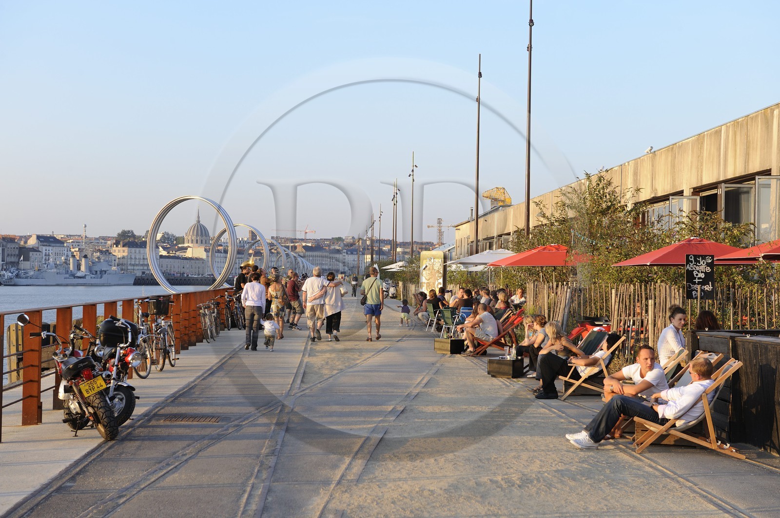 France, Loire-Atlantique (44), Nantes, l'Ile de Nantes, le Hangar à Bananes et les anneaux de Buren sur les quais de Loire