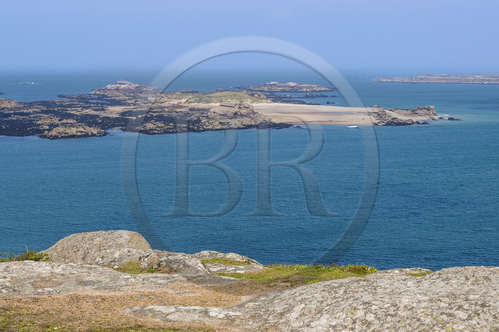 France, Côtes-d'Armor (22), Côte de Granit Rose, Trébeurden, Ile Millau, Ile Molène en arrière plan