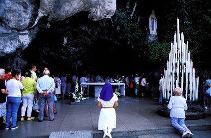 France, Hautes-Pyrénées (65), Lourdes, la grotte de Massabielle