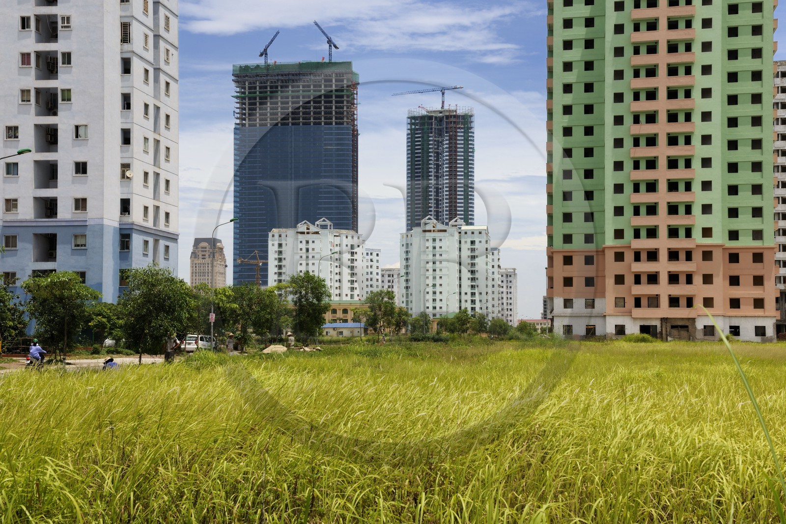 Vietnam, Hanoï, quartier de Cau Giay, le Keangnam Hanoi Landmark Tower est le plus haut gratte-ciel du pays avec 336m (au fond) et nouveaux quartiers