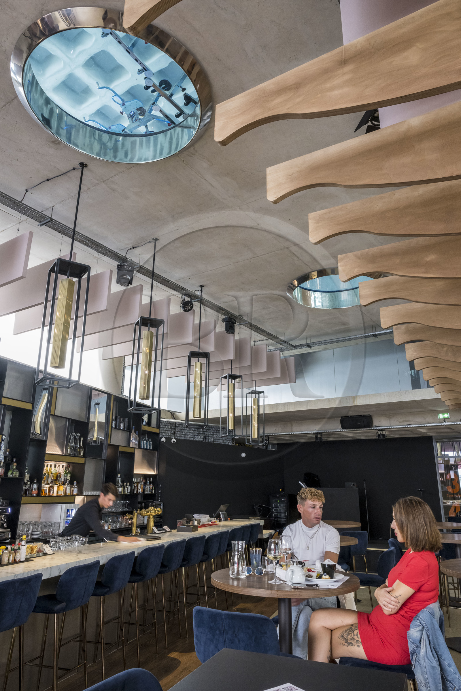 France, Hérault (34), Montpellier,  quartier de Port Marianne, batiment le Nuage réalisation du créateur Philippe Starck, restaurant Avva Garden en dessous de la piscine de aquabike center visible à travers deux grands hublots