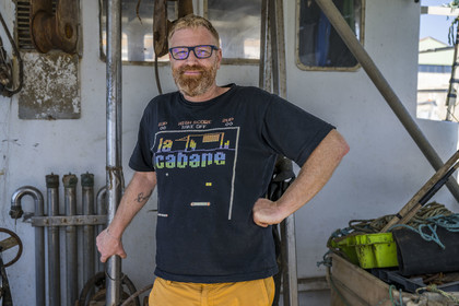 France, Charente-Maritime (17), Ile d'Oléron, port de La Cotinière, le pêcheur Yoann Crochet sur son chalutier L’Univers