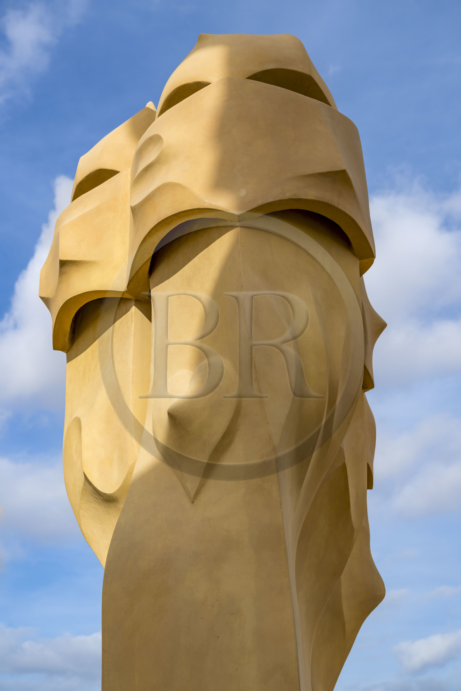Espagne, Catalogne, Barcelone, quartier de l'Eixample, Passeig de Gracia, Pedrera ou Casa Mila (1905-1910) de l'architecte du modernisme catalan Antoni Gaudi, site classé au Patrimoine Mondial de l'UNESCO, cheminées et tours d'aération sur le toit terrasse de l'immeuble