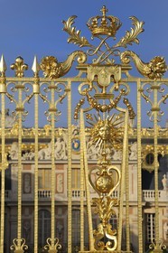 France, Yvelines (78), château de Versailles, classé Patrimoine Mondial de l'UNESCO, détail de la grille royale dessinée par Mansart séparant la cour royale restaurée en juin 2008