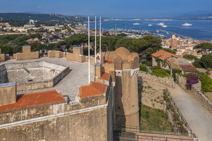 France, Var (83), Saint-Tropez, la citadelle du XVIe siècle qui héberge le musée d'histoire maritime, la ville est en arrière plan (vue aérienne)