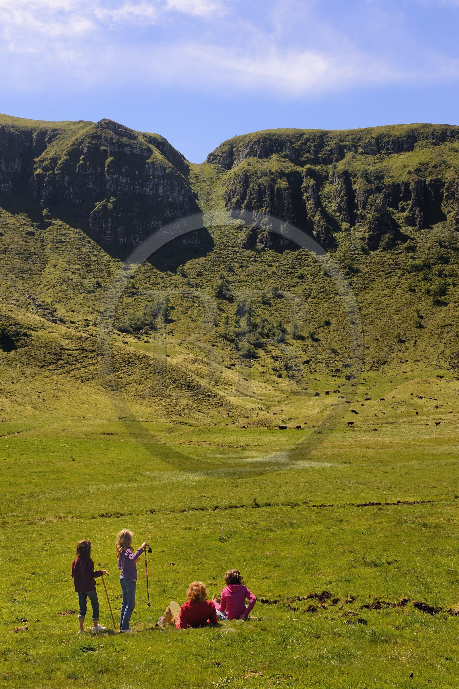 France, Cantal (15), monts du Cantal, Parc Naturel Régional des Volcans d' Auvergne, Puy-Mary, famille de randonneurs au pied de la montagne des Fours de Peyre Arse coupés par la brèche de Roland