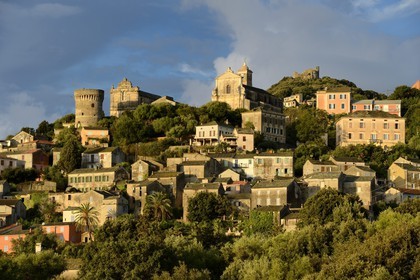 France, Haute-Corse (2B), Cap Corse, commune de Rogliano, village de Bettolacce (Bettulace) dominé par la tour génoise ronde della Parocchia, édifice fortifié du XVème siècle