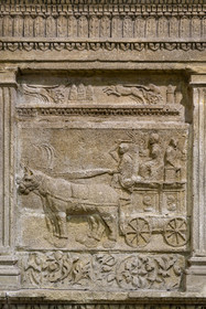 France, Vaucluse (84), Avignon, Musée Lapidaire installé dans une ancienne chapelle du collège des jésuites, collections archéologiques du musée Calvet, bas-relief représentant une scène de transport sur un chariot attelé, époque impériale romaine