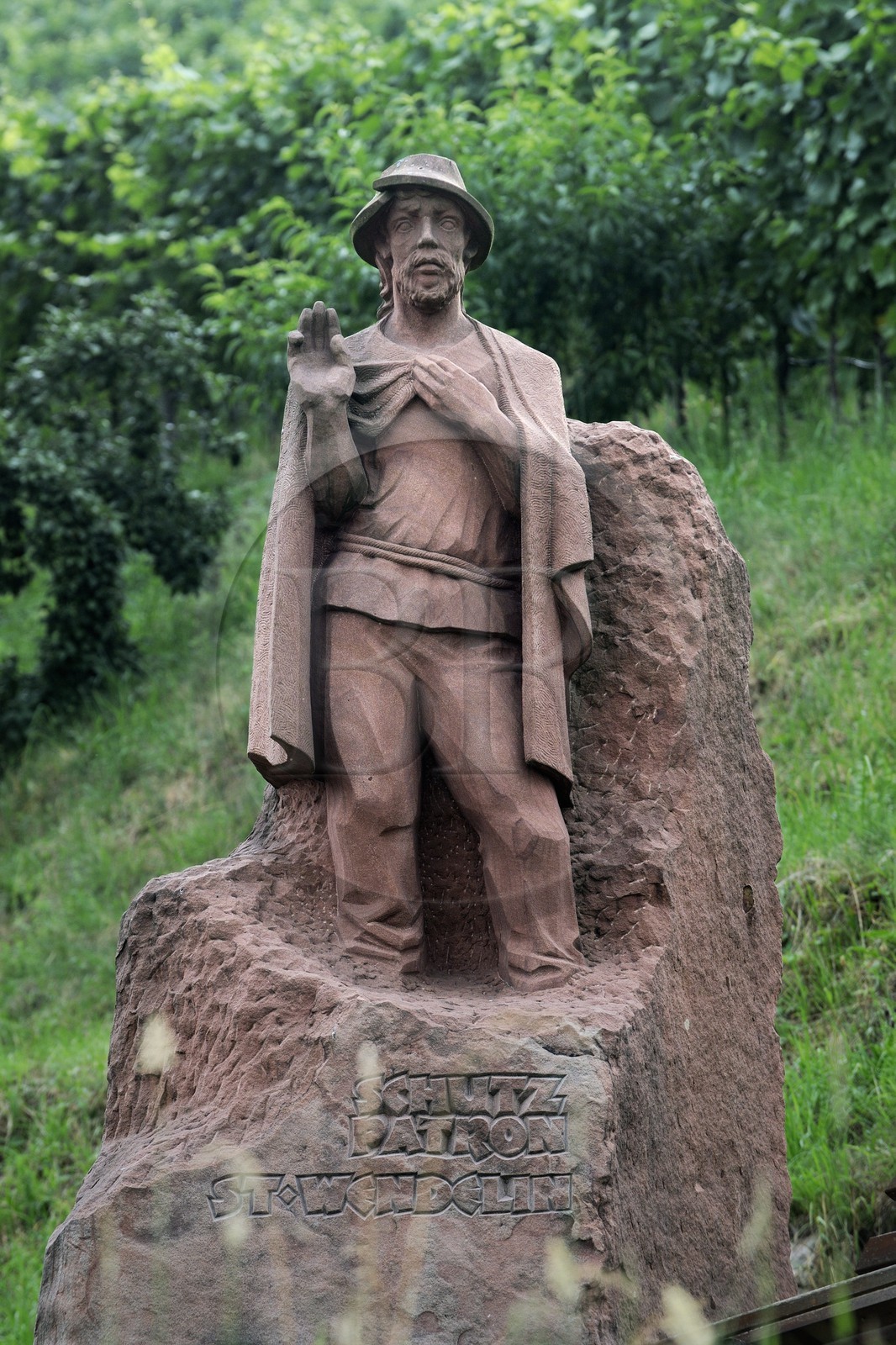 Allemagne, Forêt Noire, Schwartzwald, Bade-Würtemberg, Sasbachwalden, statue du Saint patron Saint Wendelin sur la Badische Weinstrasse - la route du vin du Pays de Bade