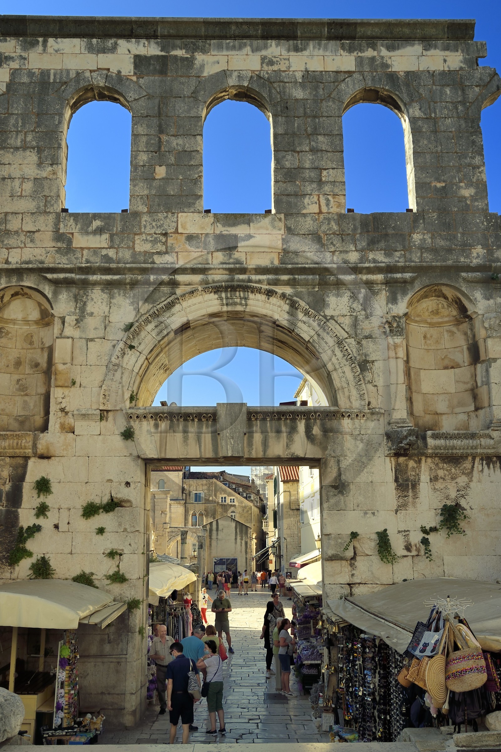 Croatie, Dalmatie, cote dalmate, Split, vieille ville romaine classée Patrimoine Mondial de l'UNESCO, les remparts du Palais Dioclétien et la porte Argentea