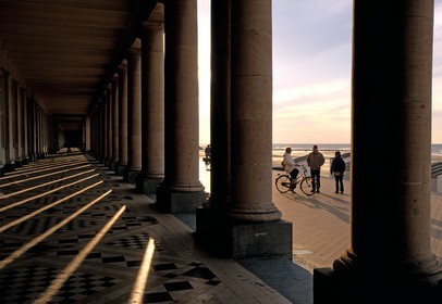 Belgique, Flandre-Occidentale, Ostende (Oostende), la plage et les colonnes du célèbre hôtel Thermae Palace