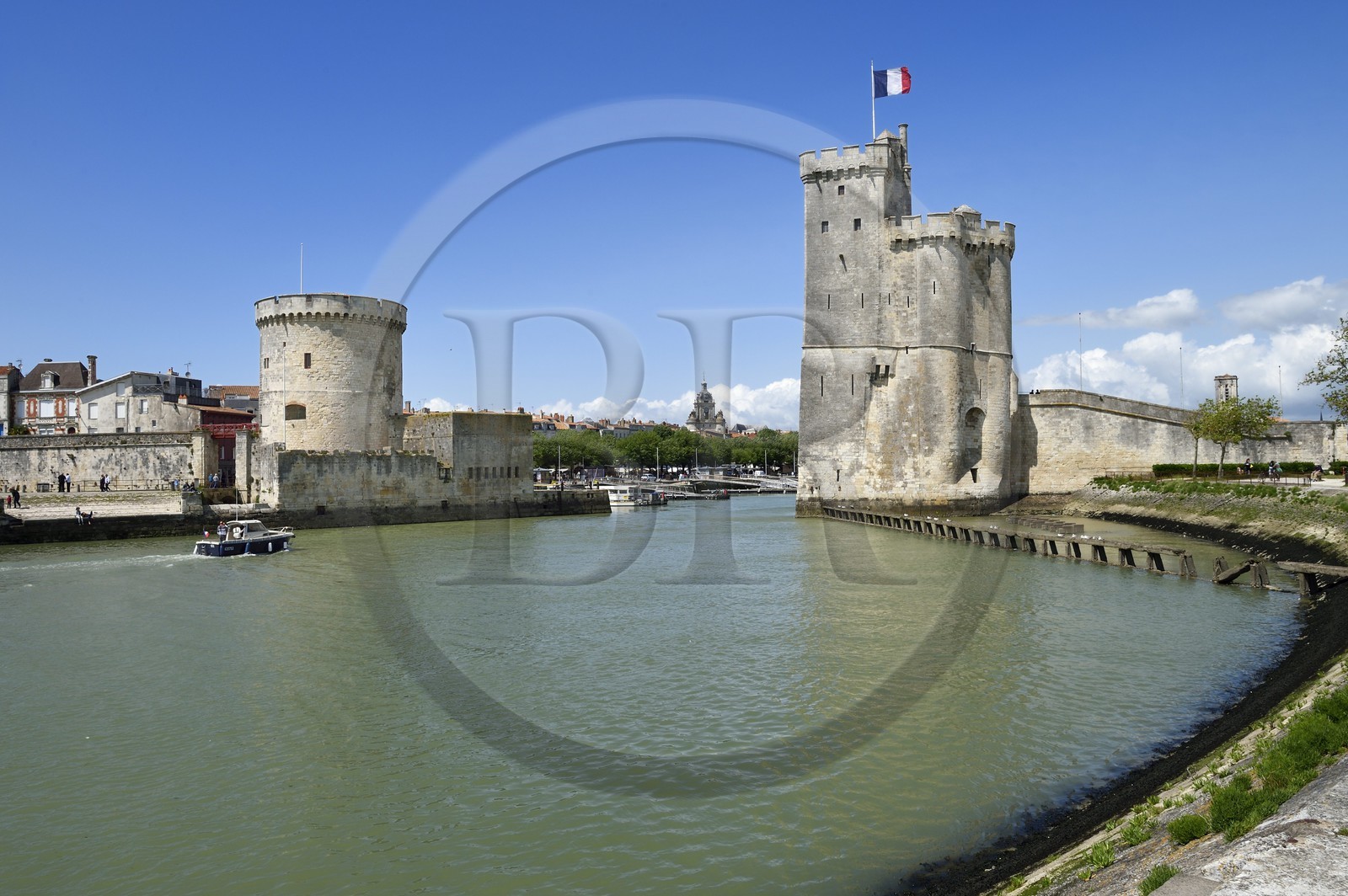 France, Charente-Maritime (17), La Rochelle, la Tour de la Chaine  à gauche et la Tour Saint-Nicolas à droite protègent l'entrée du Vieux Port