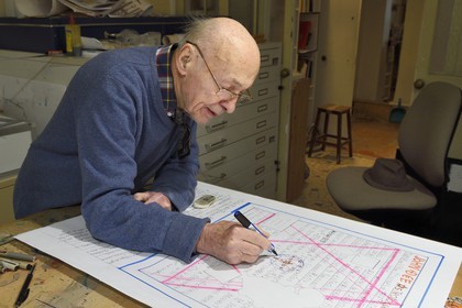 France, Paris (75), l'artiste Jacques Villeglé dans son atelier