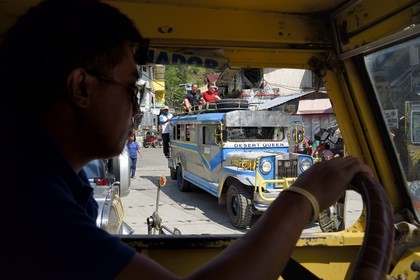 Philippines, province d'Ifugao, ville de Banaue, jeepney (jeep allongée pour le transport de passagers) sur la place principale