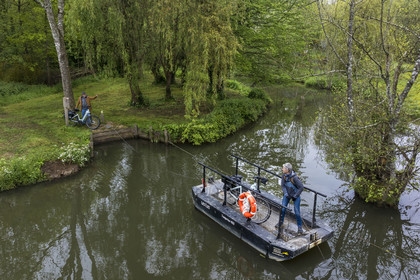France, Vendée (85), Vouvant, labellisé Les Plus Beaux Villages de France, le bac à chaînes Les Iles sur la rivière La Mère qui entoure le village