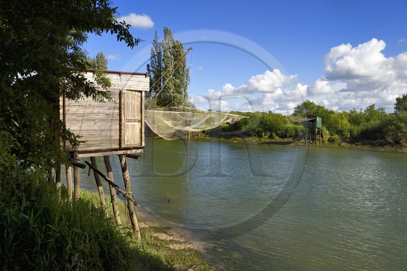 France, Charente-Maritime (17), Saintonge, Saint-Savinien, labellisé Villages de pierres et d'eau, carrelets au bord de la Charente