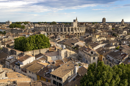 France, Bouches-du-Rhône (13), Arles, les Arènes, amphithéatre romain construit vers 80-90 apr. J.-C., classé Patrimoine Mondial de l'UNESCO, au coeur de la vieille ville (vue aérienne)
