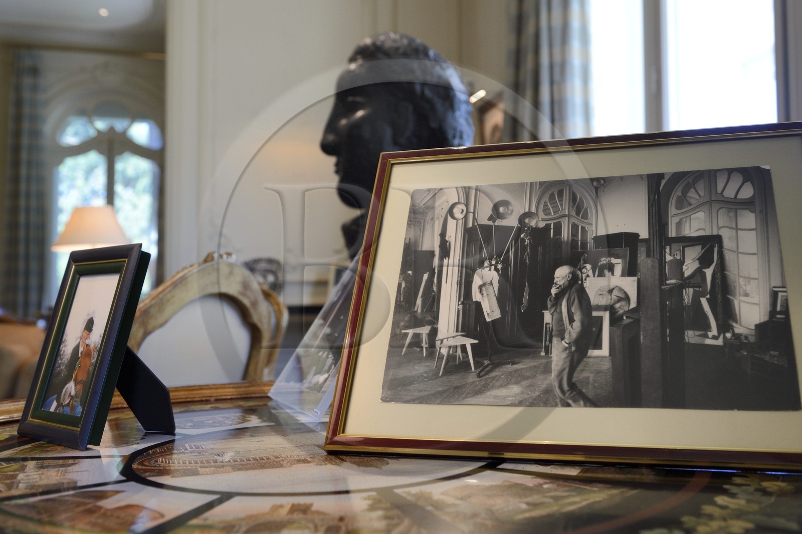 France, Alpes-Maritimes (06), Cannes, la villa La Californie où vécu Pablo Picasso, aujourd'hui renommé le Pavillon de Flore par Marina Picasso, photo de Pablo Picasso dans son atelier de La Californie devenu aujourd'hui le salon