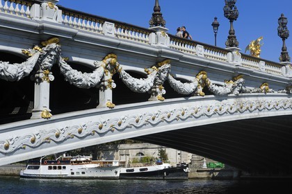France, Paris (75), pont Alexandre III, couple enlacé