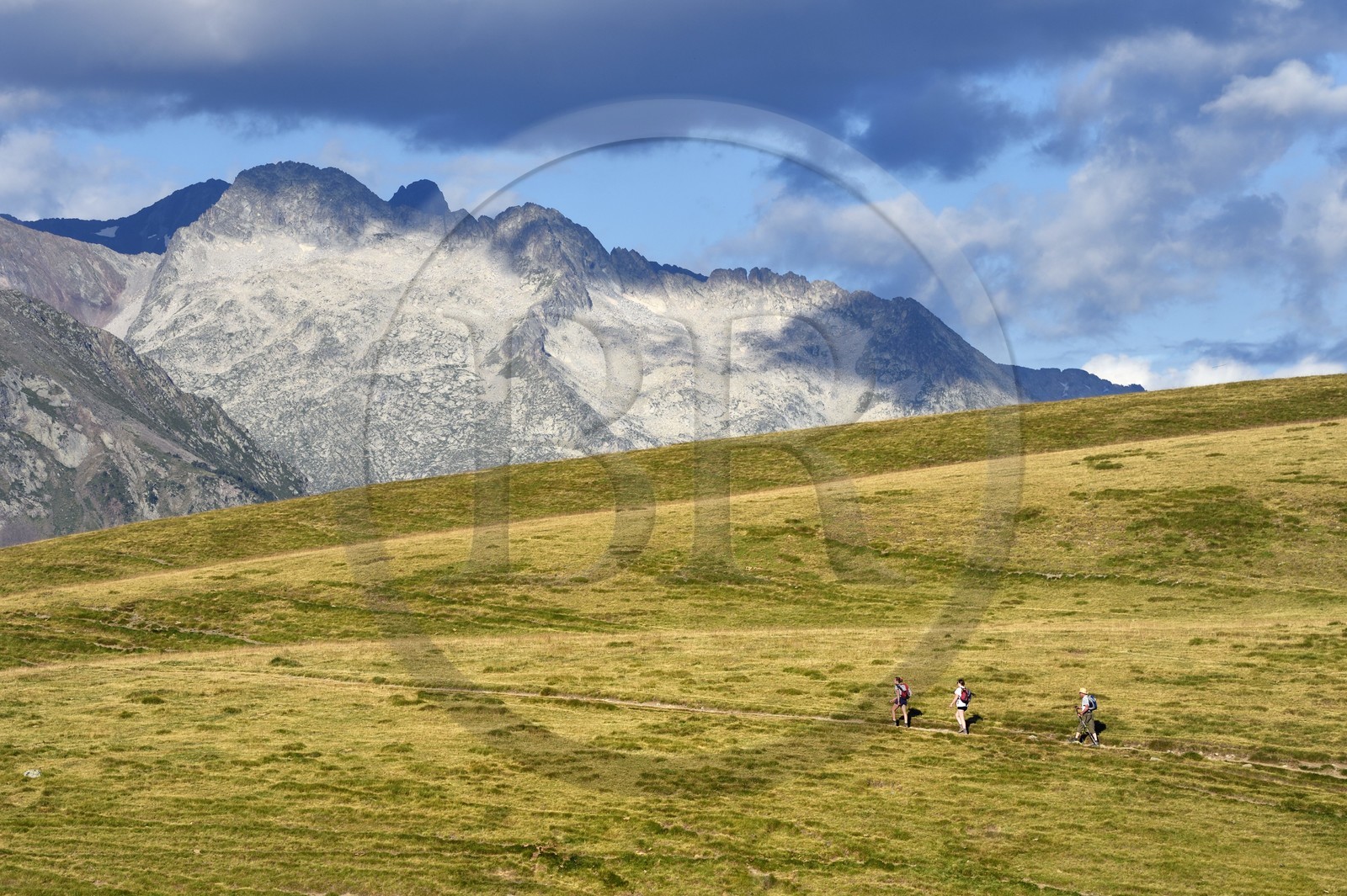 France, Hautes-Pyrénées (65), Saint-Lary-Soulan et Vielle-Aure, randonnée sur une variante du GR10 entre le col de Portet et les lacs de Bastan en bordure de la réserve naturelle de Néouvielle en arrière plan
