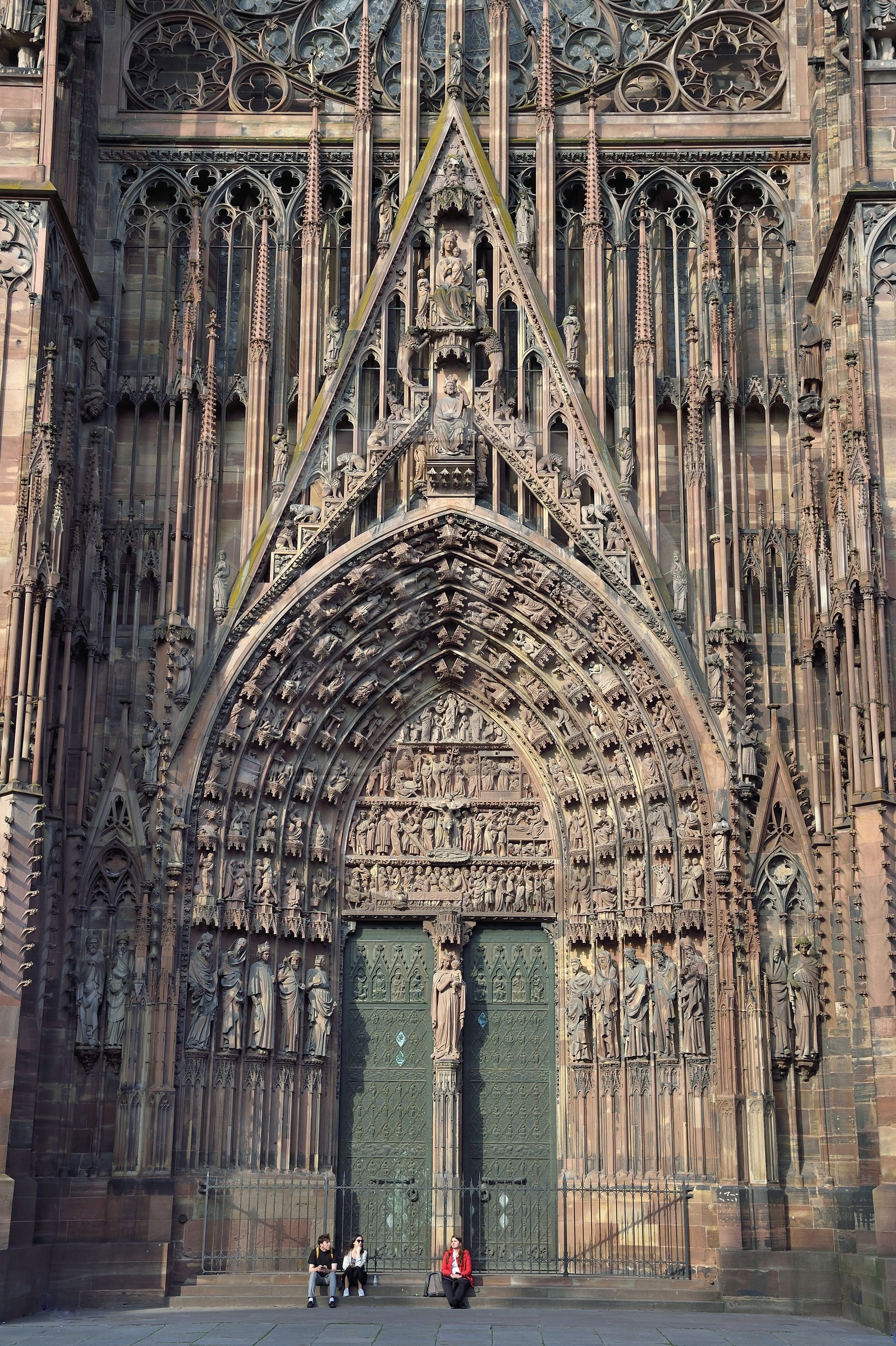 France, Bas-Rhin (67), Strasbourg, vieille ville classée au Patrimoine Mondial de l'UNESCO, la cathédrale Notre-Dame, la facade occidentale, le portail central dit de la Vierge et des Prophètes