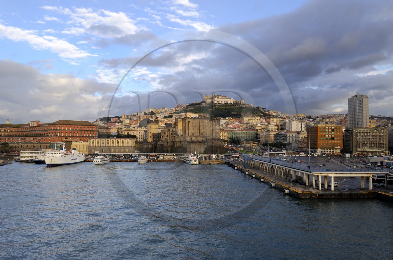 Italie, Campanie, Naples, centre historique classé Patrimoine Mondial de l'UNESCO, Castel San Elmo sur la colline de Naples, le Palazzo Reale à gauche, le Castel Nuovo au centre et le port passagers à droite
