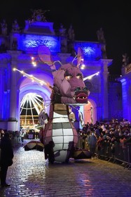 France, Meurthe-et-Moselle (54), Nancy, place Stanislas, le défilé de la Saint-Nicolas, Joséphine le dragon, transport sauvage de la compagnie des Quatre saisons devant l'Arc de Triomphe (la Porte Héré)