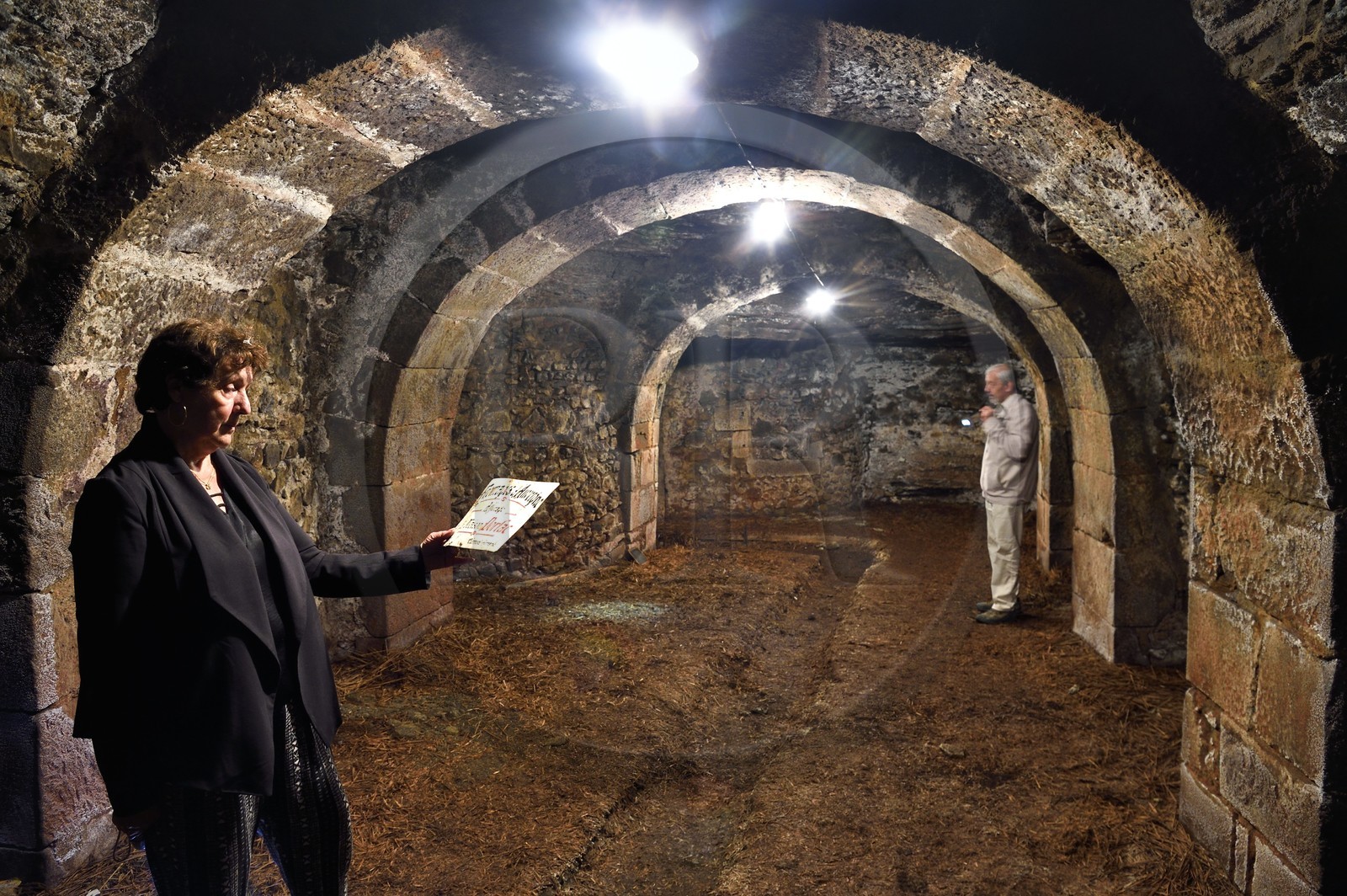 France, Puy-de-Dôme (63), Clermont-Ferrand, rue Pascal, membres de l'association ACAVIC (Amis des Caves du Vieux Clermont) dans les caves en tuf sur trois niveaux de l'Hotel Martial de Grandseigne, cave où le Saint-Nectaire était affiné