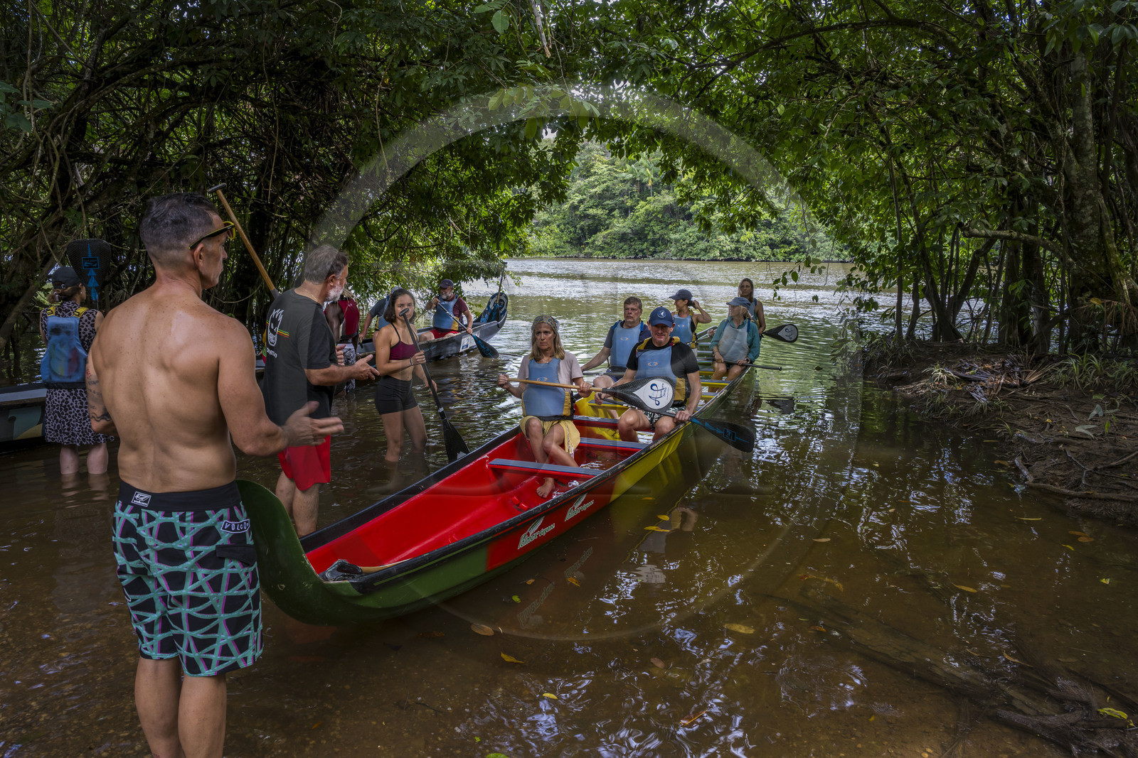 France, Guyane, Kourou, Camp Maripas, entrainement à la manipulation d'une pirogue P12 (pirogue traditionnelle Guyanaise adaptée en résine) sur le fleuve Kourou