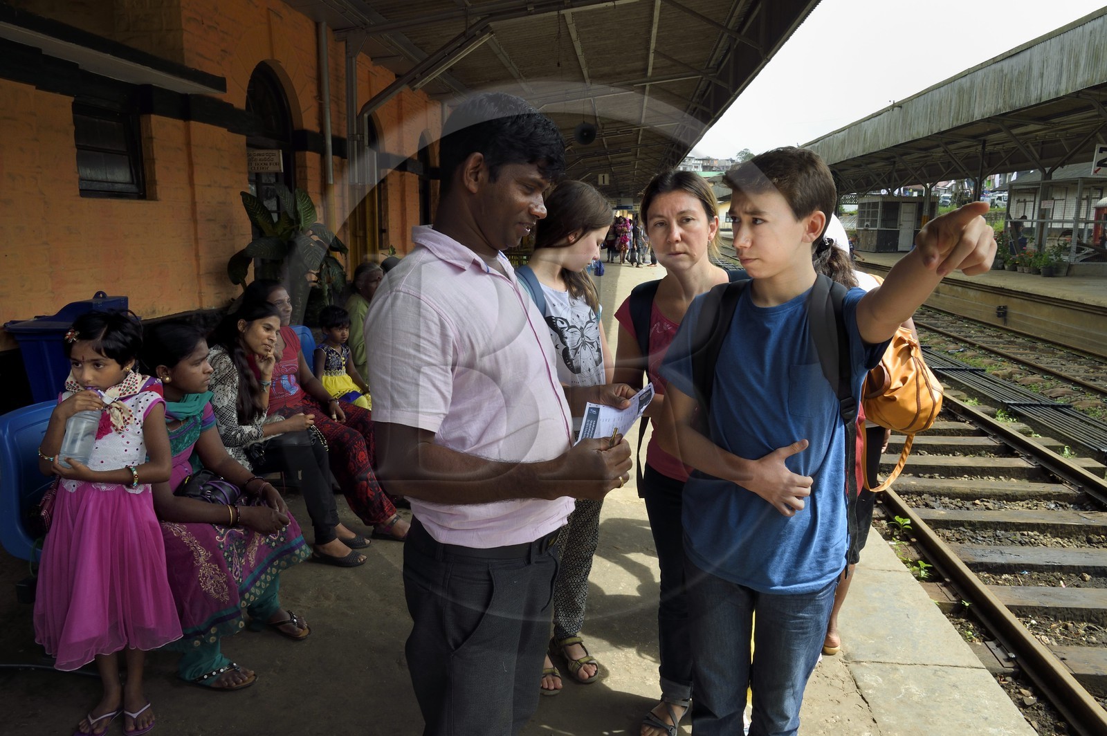 Sri Lanka, Province du Centre, trajet en train dans la région montagneuse de la culture du thé, gare de Hatton