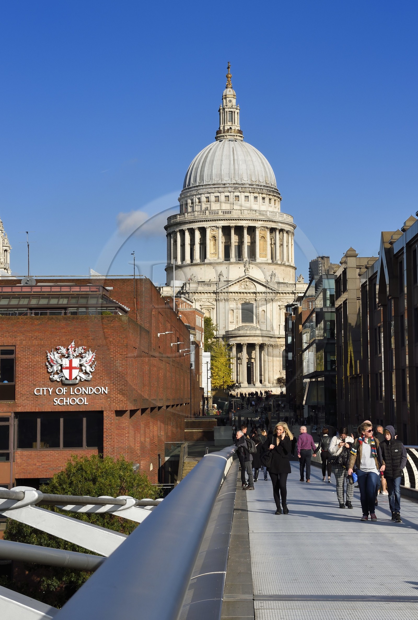 Royaume-Uni, Londres, quartier de la City, la cathédrale Saint-Paul depuis le pont du Millénaire (Millennium Bridge) de l'architecte Norman Foster sur la Tamise, la City of London School