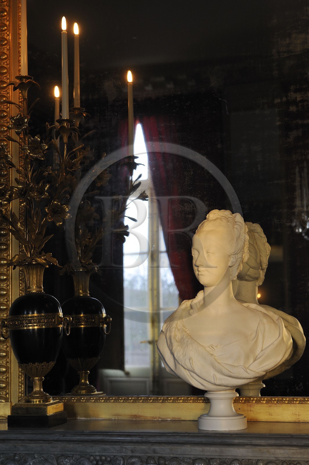 France, Yvelines (78), château de Versailles, classé Patrimoine Mondial de l'UNESCO, le domaine de Marie-Antoinette, le Petit Trianon, grande salle à manger avec un buste de Marie-Antoinette sur la cheminée