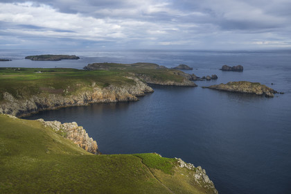 France, Finistère (29), Mer d'Iroise, Ile d'Ouessant, la baie de Toull Auroz et la Pointe de Kadoran sur la côte Est en arrière plan