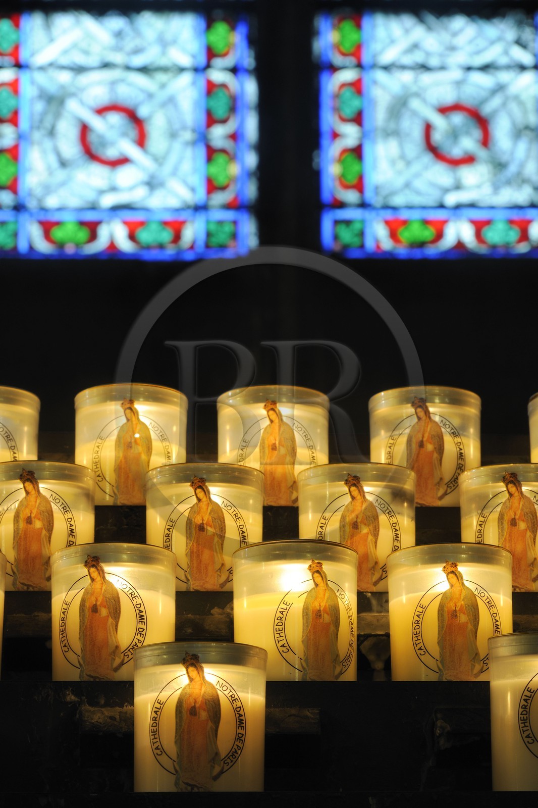 France, Paris (75), île de la Cité, la cathédrale Notre-Dame, bougies à l'effigie de Notre-Dame