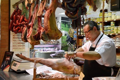 Espagne, Andalousie, Séville, quartier de Triana, le marché couvert de Triana, étal du charcutier, découpe du jambon
