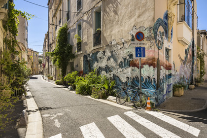 France, Hérault (34), Sète, peinture murale Histoire de mer des artistes Belek Naoui, Mazingue et Gaston Labaffe dans la rue de Tunis  et rue Fondère
