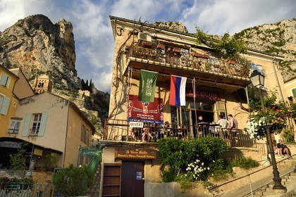 France, Alpes-de-Haute-Provence (04), Parc Naturel Régional du Verdon, Moustiers-Sainte-Marie, labellisé Les Plus Beaux Villages de France, café-restaurant dans le village le soir et l'Etoile de Moustier accrochée à une chaîne à plusieurs dizaines de mètres au-dessus du sol