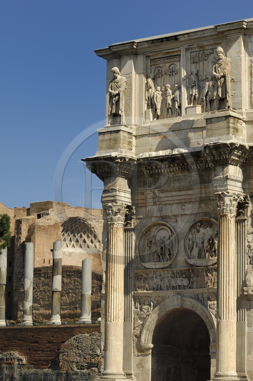 Italie, Latium, Rome, centre historique classé Patrimoine Mondial de l'UNESCO, le forum Romain, Arc de Constantin (Arco di Costantino)