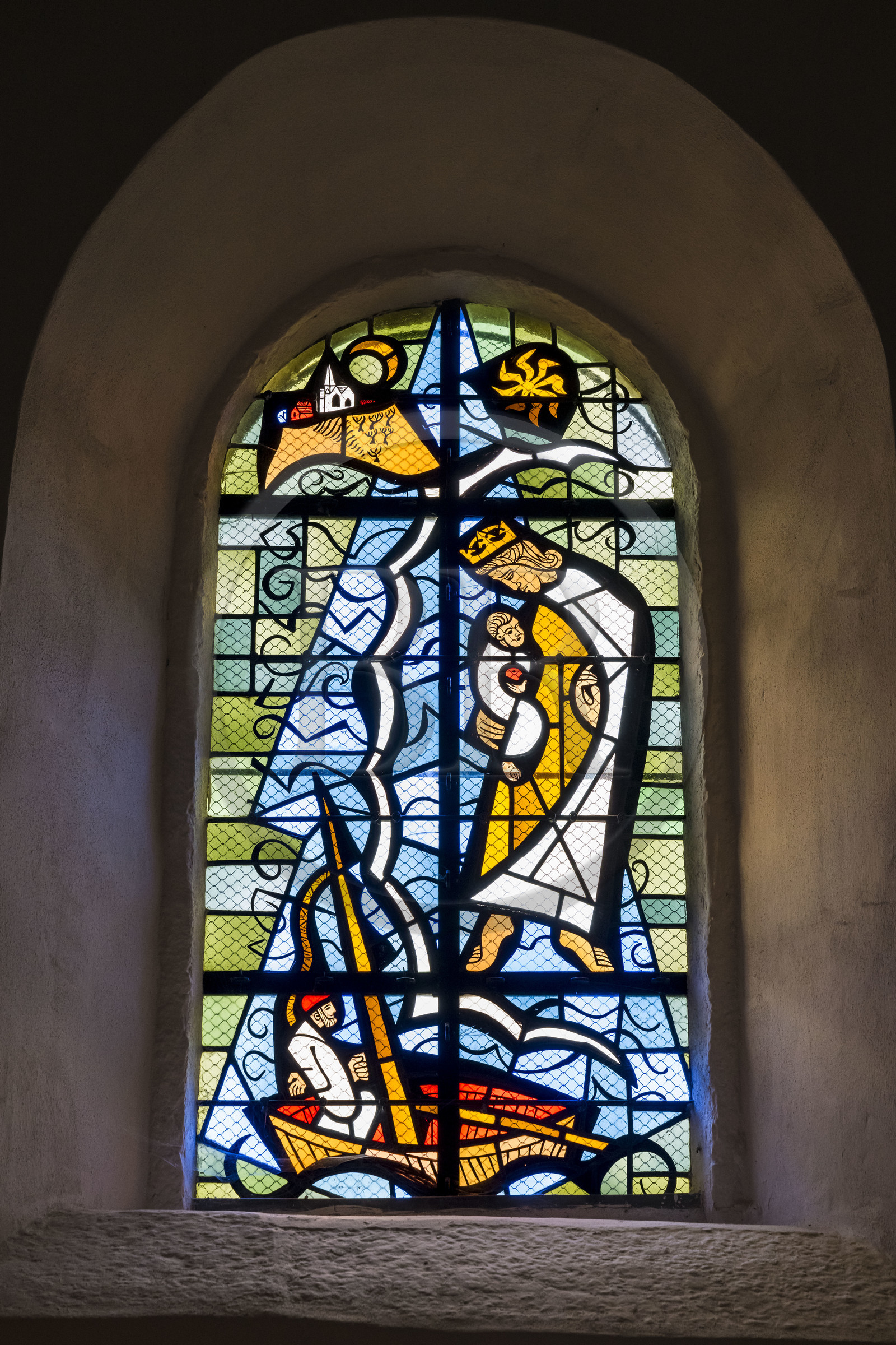 France, Côtes-d'Armor (22), Côte de Granit Rose, Perros-Guirec, Ploumanac'h, la chapelle Saint-Guirec, vitrail contemporain représentant l'arrivée de Saint-Guirec à Ploumanac'h