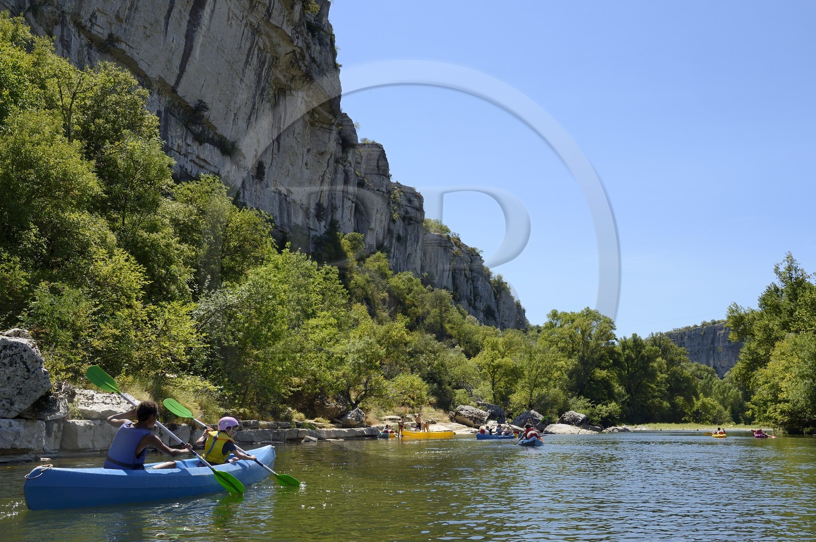 France, Ardèche (07), Ruoms, kayaks descendant la rivière Ardèche dans les défilés de Ruoms à Pradons, le cirque de Giens