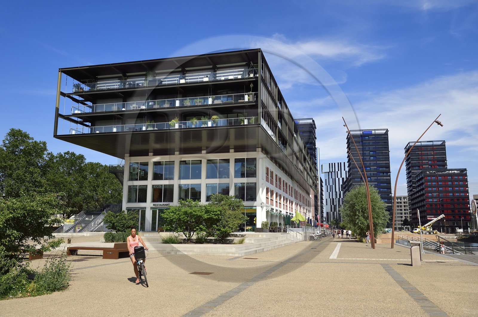 France, Bas-Rhin (67), Strasbourg, amenagement du port du Rhin et reconversion du mole du Bassin d'Austerlitz, presqu'ile Malraux, ancien entrepot du Mole Seegmuller transformé en commerce et appartements d'habitation, immeubles les Black Swans par l’architecte Anne Demians en arrière plan